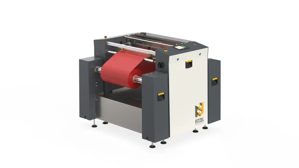 Schlagschneider mit kompakter Produktabwicklung und einer Aufwicklung für lange Abschnitte oder zum Umwickeln von einer Produktrolle auf einen anderen Kern.