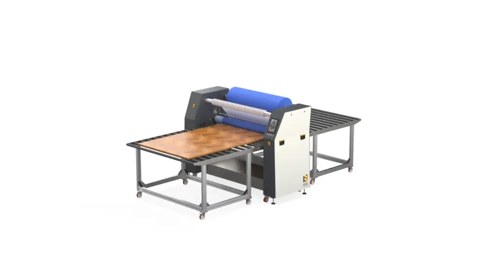 Großformat-Laminator UXL160 mit Arbeitsbreite bis 1600mm mit langen Rollentischen vor und hinter der Maschine. z.B. für das Aufbringen von Schutzfolie auf Holz, Metall oder anderen Plattenförmigen Bauteilen.