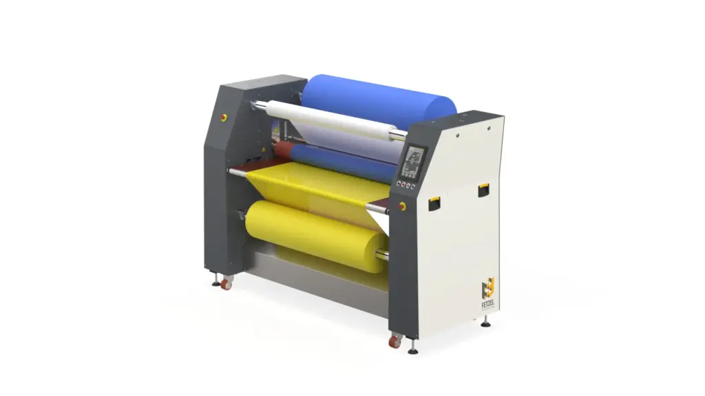Großformat-Laminator UXL160 mit Arbeitsbreite bis 1600mm mit kurzem Einlauftisch mit zwei Folienabwicklungen und einer Schutzfolienaufwicklung für Laminieren von zwei Folien - oder das beidseitige Aufbringen von Schutzfolien auf ein plattenförmiges Bauteil.